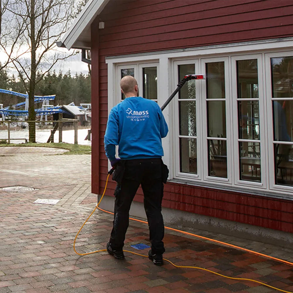 Møss vinduespolerer i Fårup Sommerland